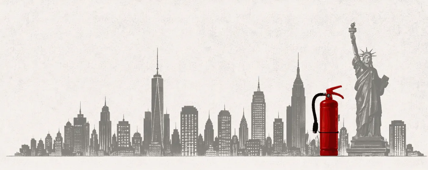 El horizonte de Nueva York con un extintor rojo